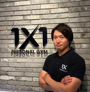 パーソナルジム 1X1 用賀店の岩本 勇トレーナー