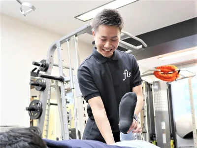 パーソナルジムfis. 江坂店の向畑トレーナー