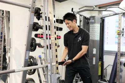 パーソナルジムfis. 江坂店の西山トレーナー