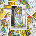 タロットカード「2：女教皇(ハイ・プリーステス)」の意味と解釈【仕事・恋愛】