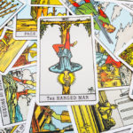 タロットカード「12：吊るされた男(ハングドマン)」の意味と解釈【仕事・恋愛】