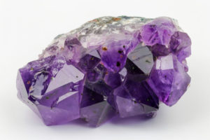 アメジストの意味や効果・浄化方法などをご紹介!【パワーストーン】