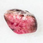 ロードナイトの意味や効果・浄化方法などをご紹介！【パワーストーン】