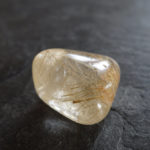 ルチルクォーツの意味や効果・浄化方法などをご紹介！【パワーストーン】