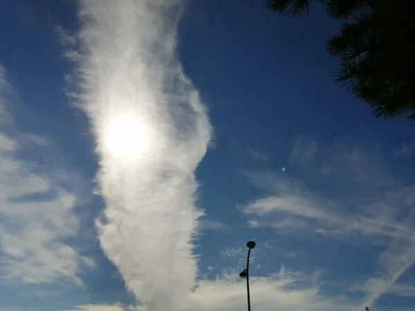 縦に伸びる雲のスピリチュアルな良い意味とは？