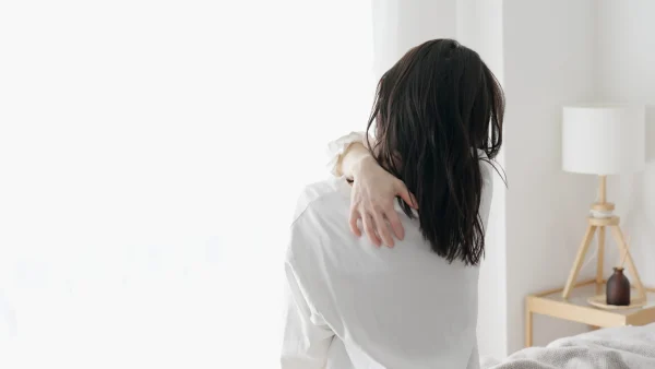 背中がかゆい時のスピリチュアルな悪い意味とは？