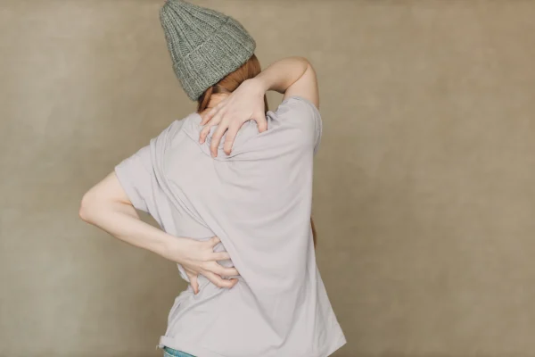 背中がかゆい時のスピリチュアルな良い意味とは？