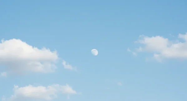 昼間の月のスピリチュアルな意味とは？