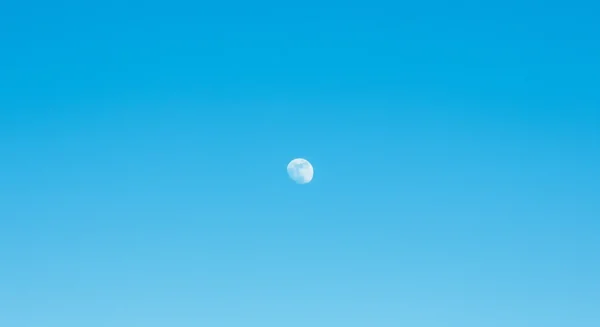 昼間の月のスピリチュアルなサインとは？